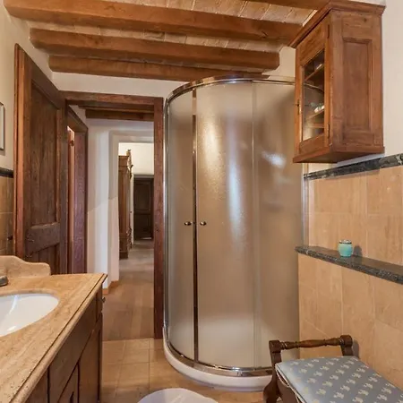 Ambrah 12&1, Emma וילה *